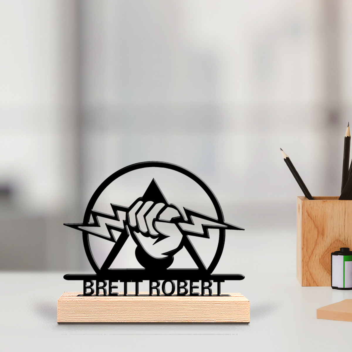 Office Tech Gifts - ป้ายโลหะสลักลายตามสั่งสำหรับวิศวกรไฟฟ้า ฐานไม้ ลายวงจรไฟฟ้า ของตกแต่งสำนักงาน ของขวัญสำหรับวิศวกร ผู้ที่ชื่นชอบเทคโนโลยี